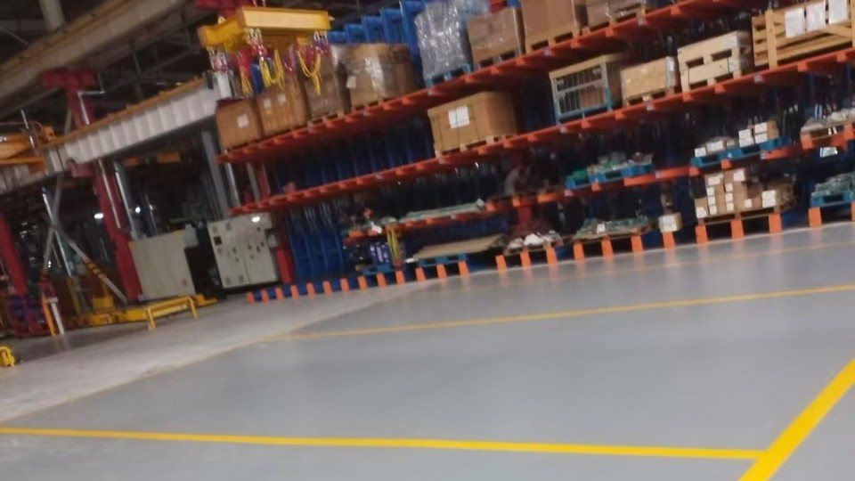 ?AGV機器人區(qū)地坪漆怎么選？富萊德環(huán)氧地坪漆為制造業(yè)與物流倉儲打造“黃金跑道”