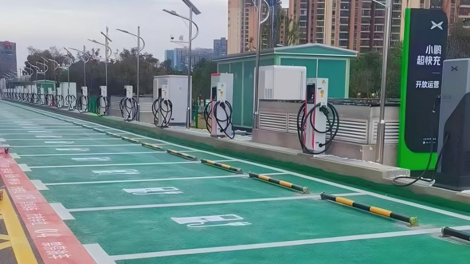 彩色車位引領(lǐng)潮流，富萊德瀝青改色涂料，打造耐用彩色車位