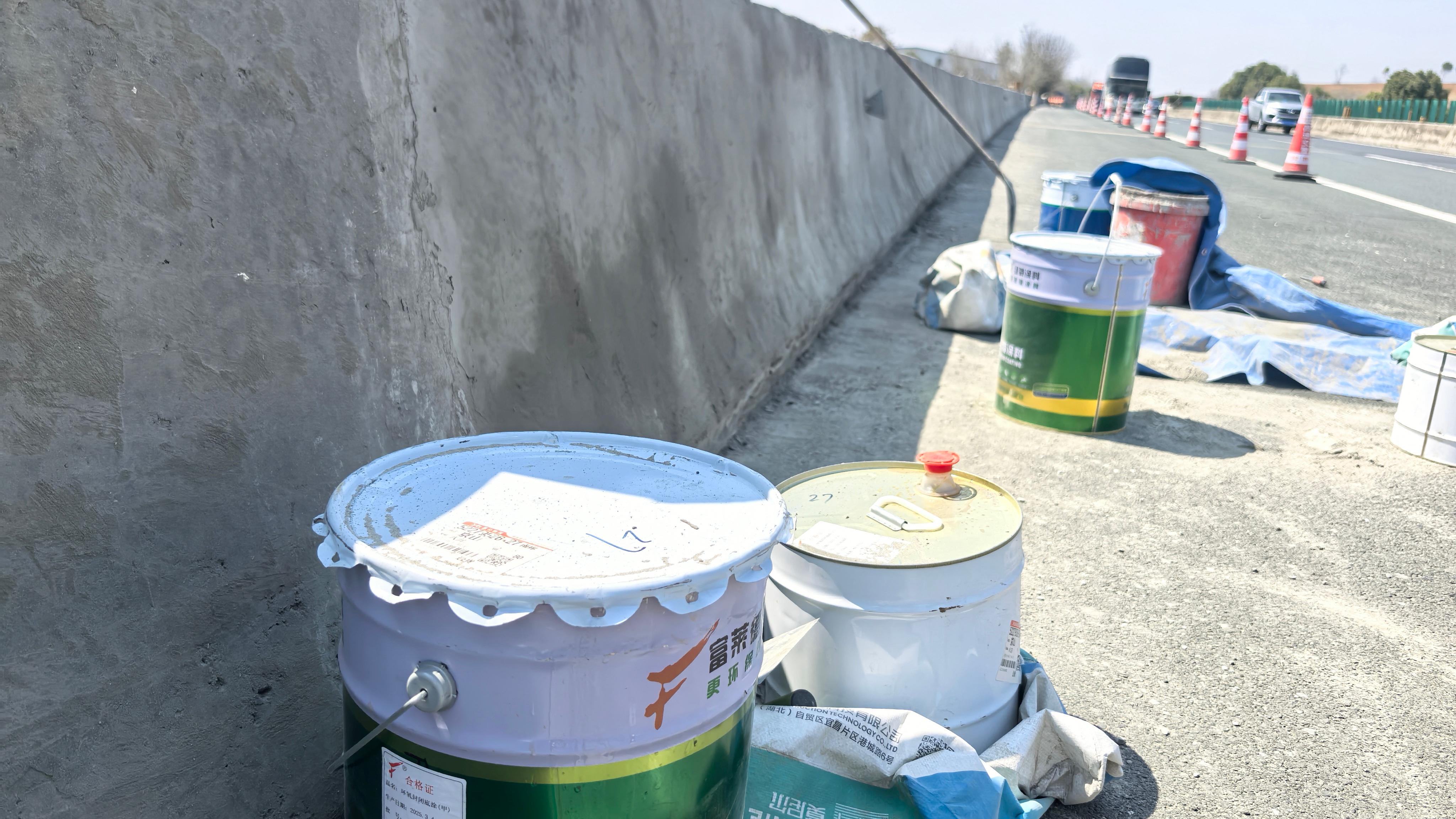 某高速護(hù)欄修復(fù)現(xiàn)場(chǎng)，富萊德涂料展現(xiàn)專(zhuān)業(yè)力量