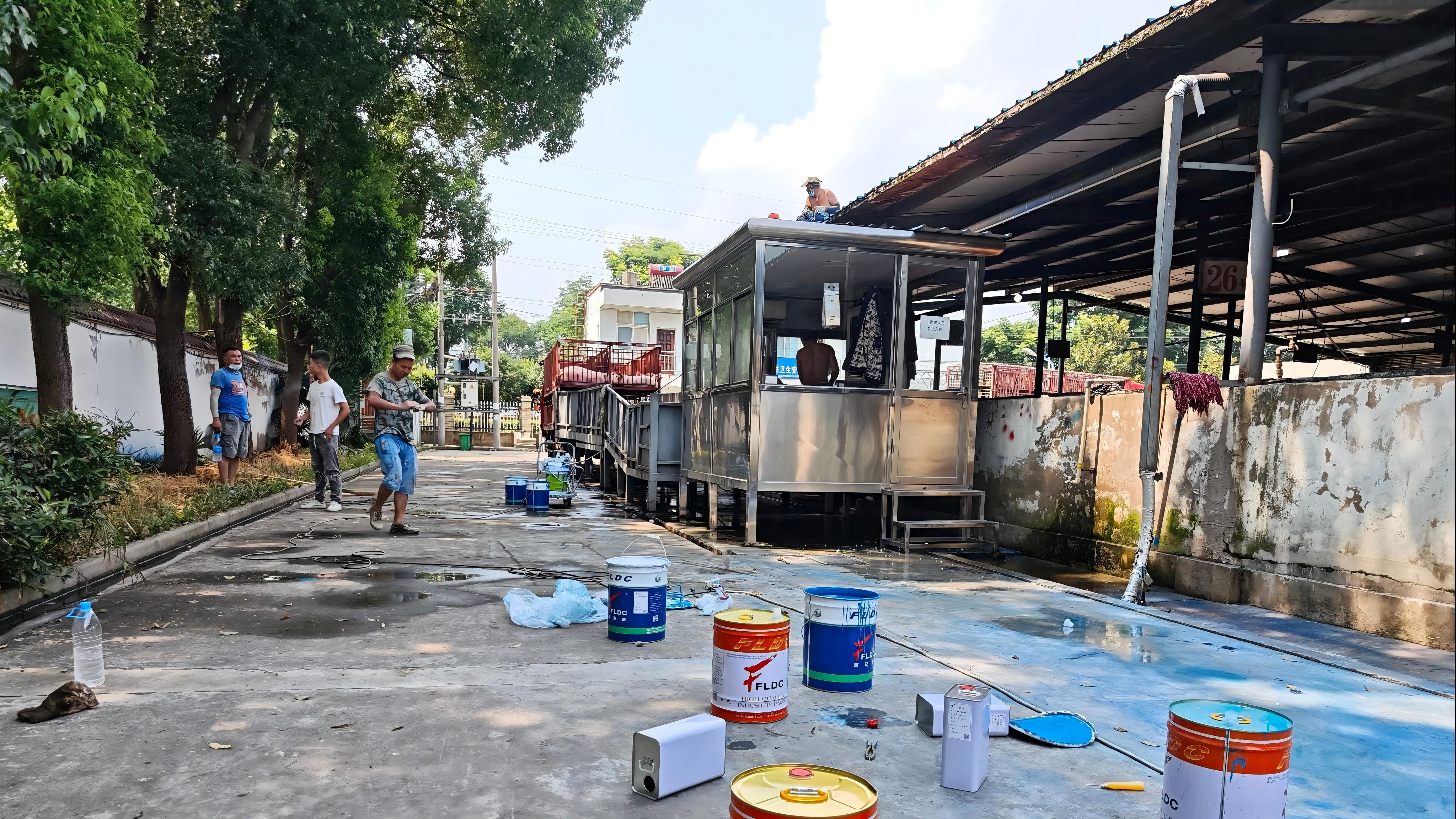 ?養(yǎng)豬棚彩鋼瓦屋頂翻新，用富萊德彩鋼瓦漆