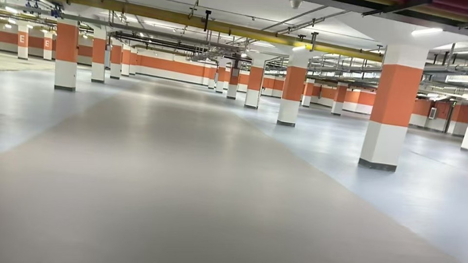 ?地下停車場(chǎng)地坪施工前后對(duì)比，環(huán)氧地坪漆效果一目了然