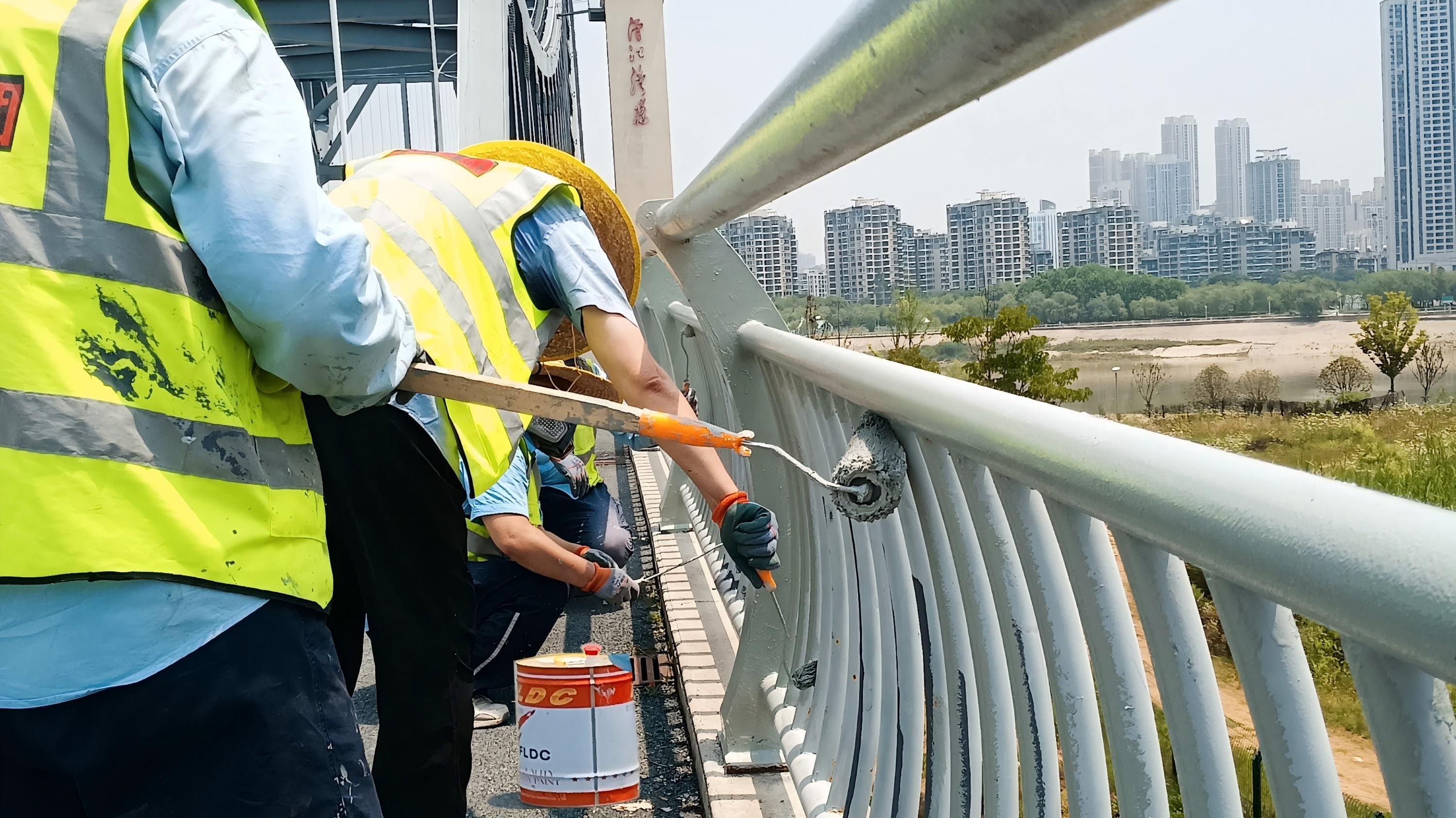 富萊德涂料賦能漢江灣橋金屬護(hù)欄翻新