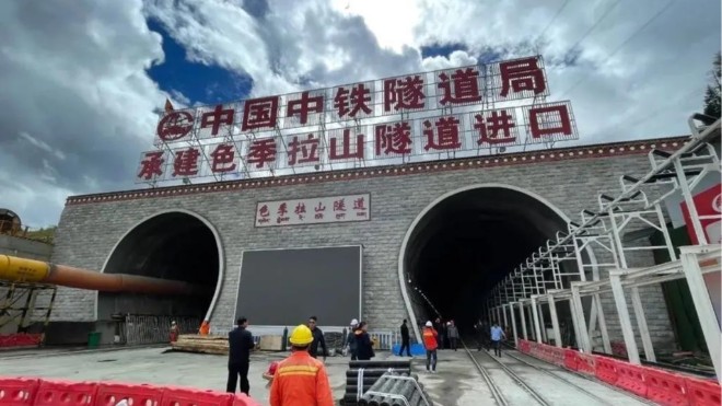 富萊德高性能防腐涂料為“世紀(jì)工程”CZ鐵路關(guān)鍵混凝土結(jié)構(gòu)披上“柔性鎧甲”