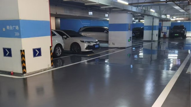 富萊德環(huán)氧地坪漆：地下停車場行車通道區(qū)高耐磨防滑解決方案