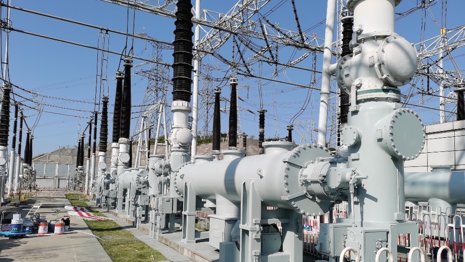 富萊德環(huán)氧富鋅底漆和?；曳济嫫嵩谧冸娬镜碾娏υO(shè)備及支架防腐的成功應(yīng)用