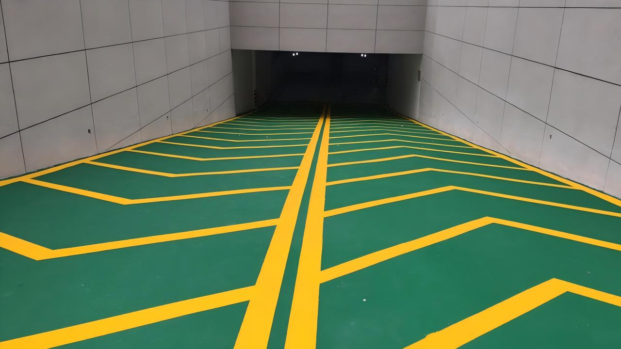 富萊德環(huán)氧地坪漆：地下停車場出入坡道區(qū)高防滑抗碾壓解決方案