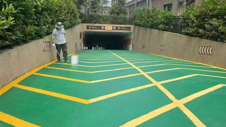 ?解決車道打滑與振動煩惱？富萊德無振動止滑車道地坪漆