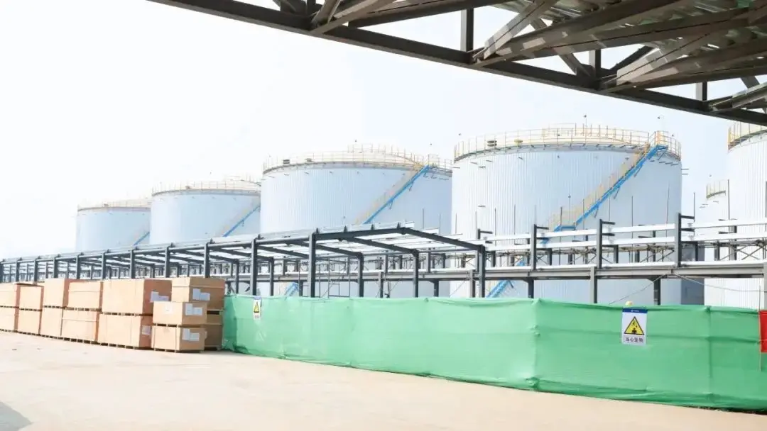 ?富萊德涂料以專業(yè)化防腐方案護(hù)航江陵石化倉(cāng)儲(chǔ)設(shè)施長(zhǎng)效防護(hù)
